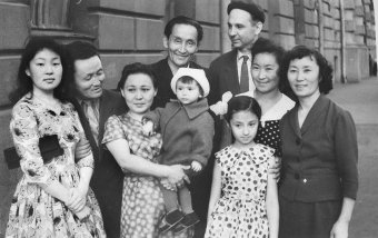  Н.Рушев с семьей у посольства Тувы в Москве