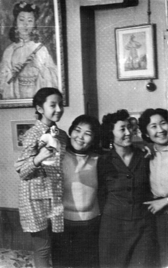  Надя Рушева (слева) и мама Наталья Ажикмаа (третья справа)